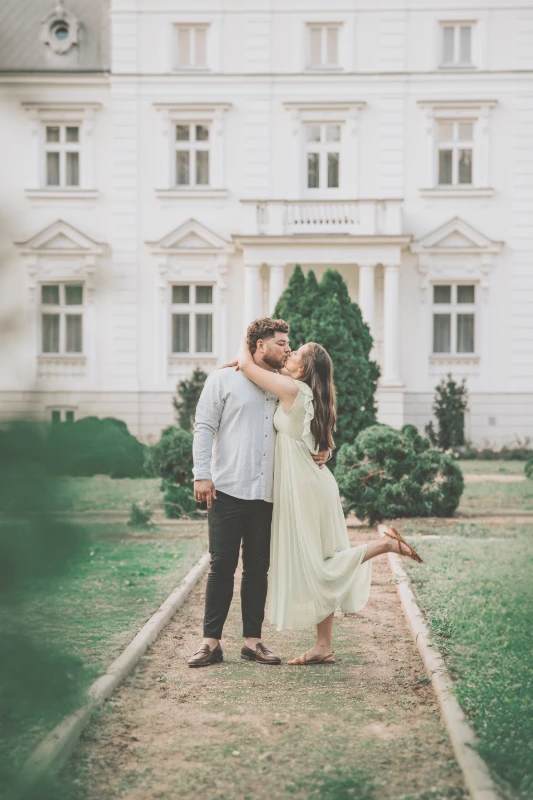 Romantyczna sesja zdjęciowa pary przed klasycznym pałacem - fotograf Nowy Dwór Mazowiecki i okolice
