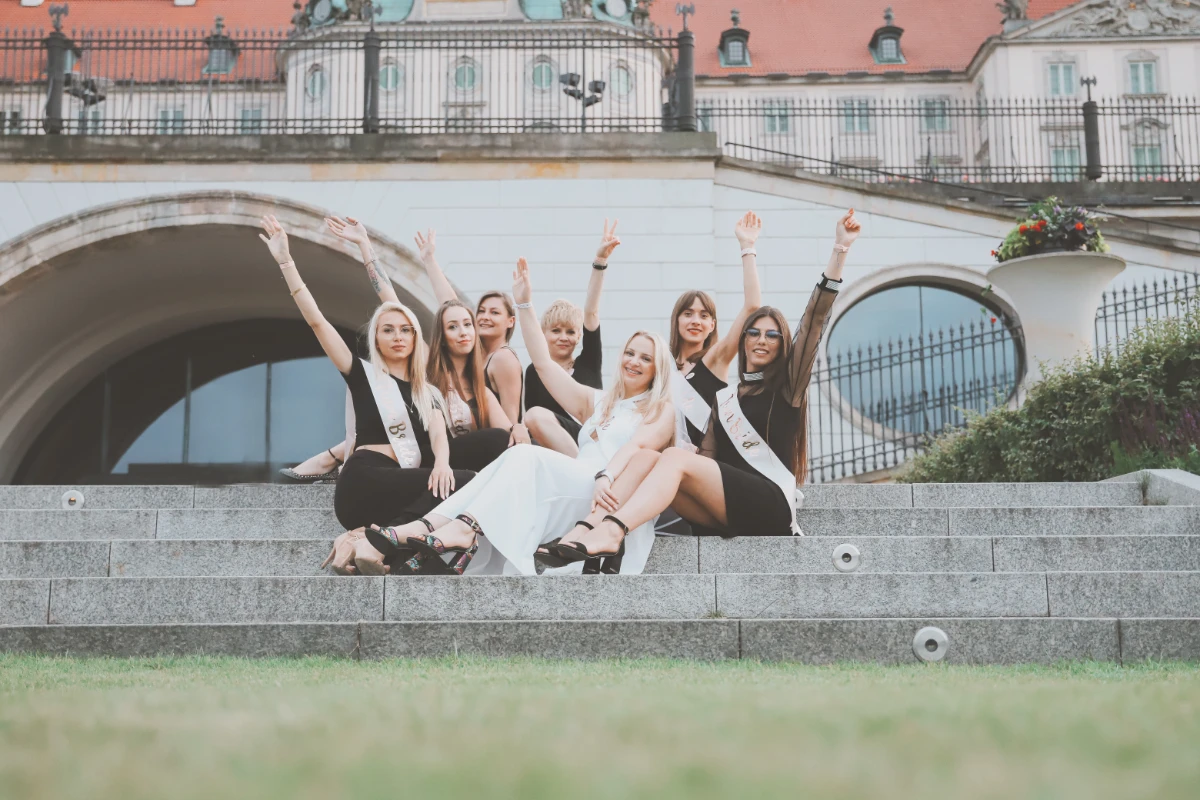 Radosna sesja plenerowa dziewczyn z panną młodą na schodach - fotograf Legionowo i Nowy Dwór Mazowiecki
