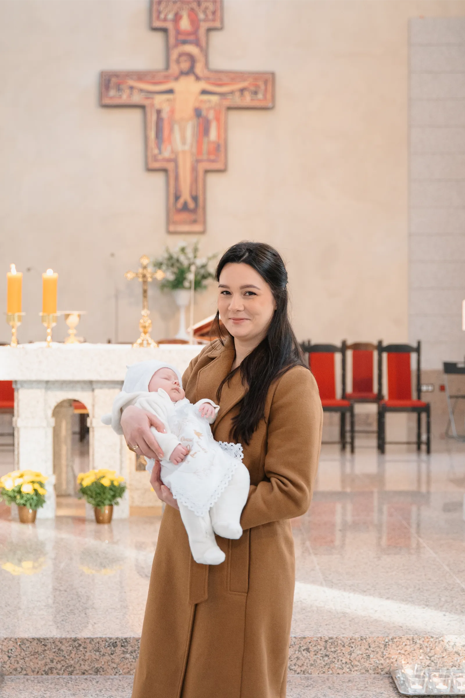 Fotograf kościelny Nowy Dwór Mazowiecki – mama z ochrzczonym dzieckiem przy ołtarzu