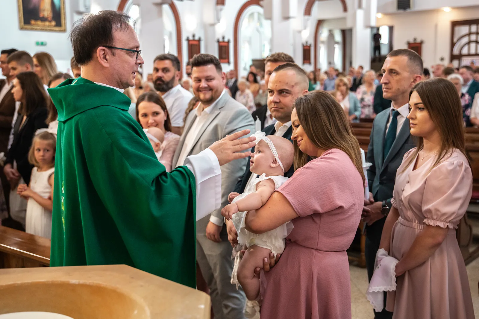 Znak krzyża na czółku niemowlęcia – sakrament chrztu świętego Legionowo