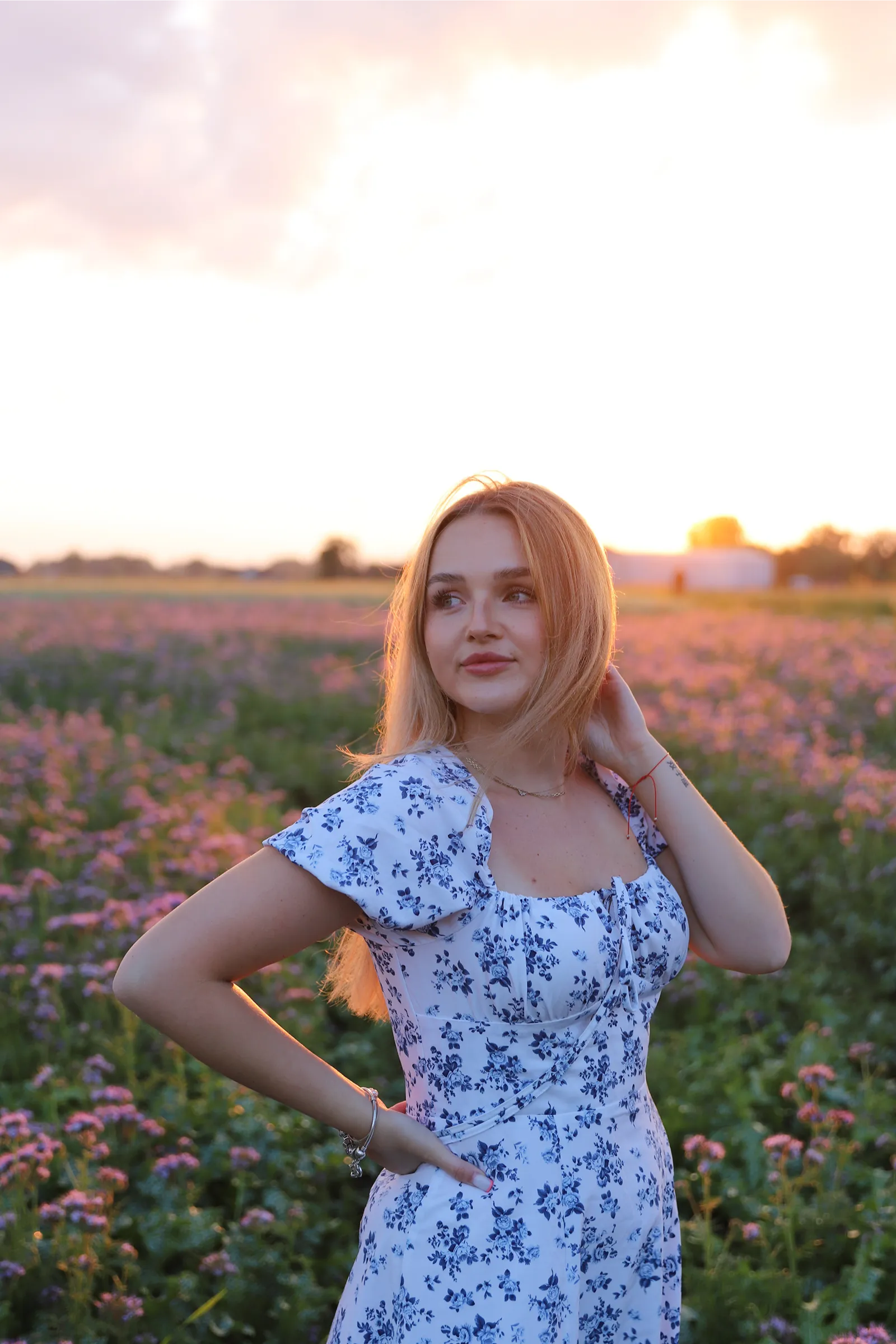 Kobiecy portret w chłodnym odcieniu zieleni