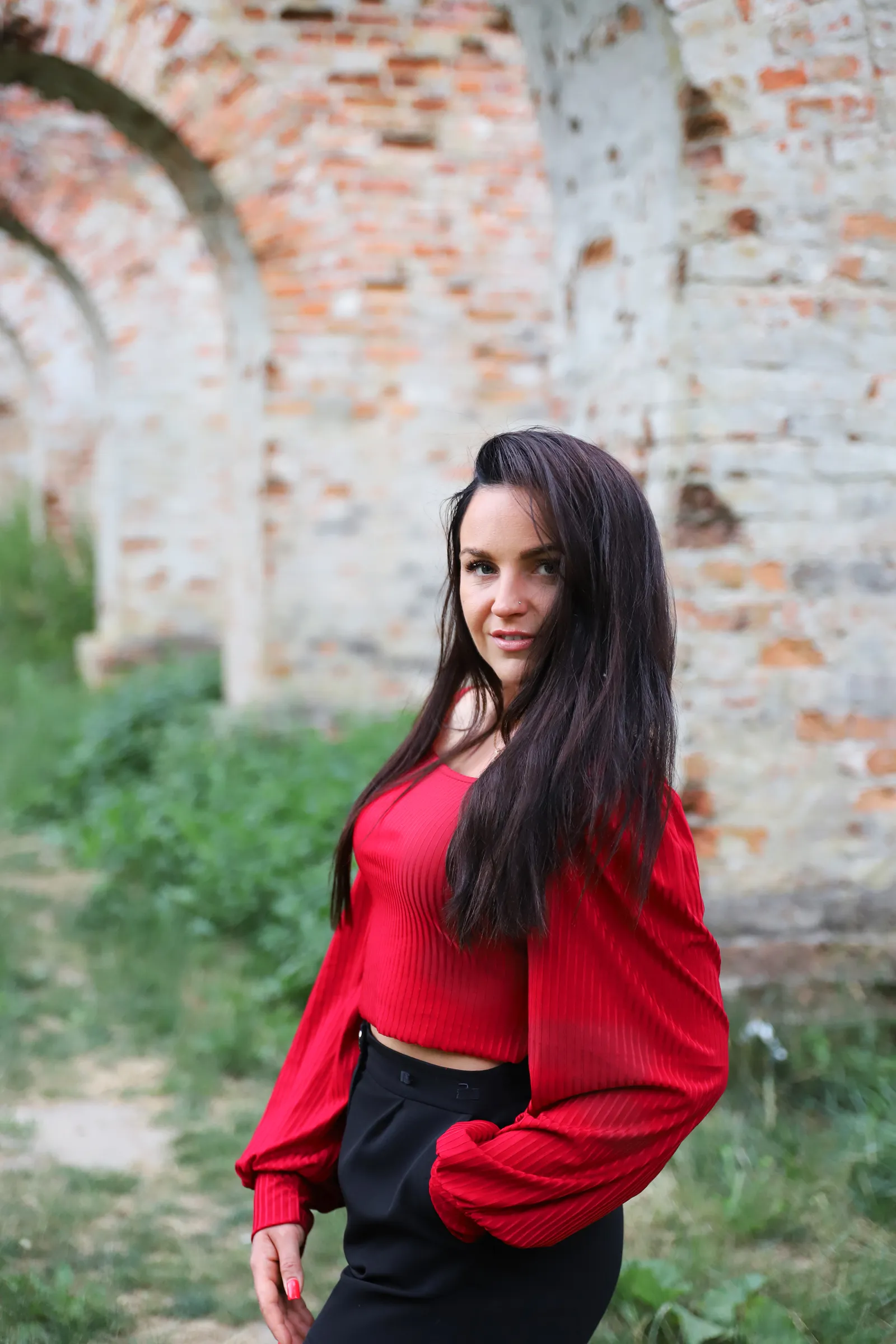 Portret kobiecy z delikatnym uśmiechem
