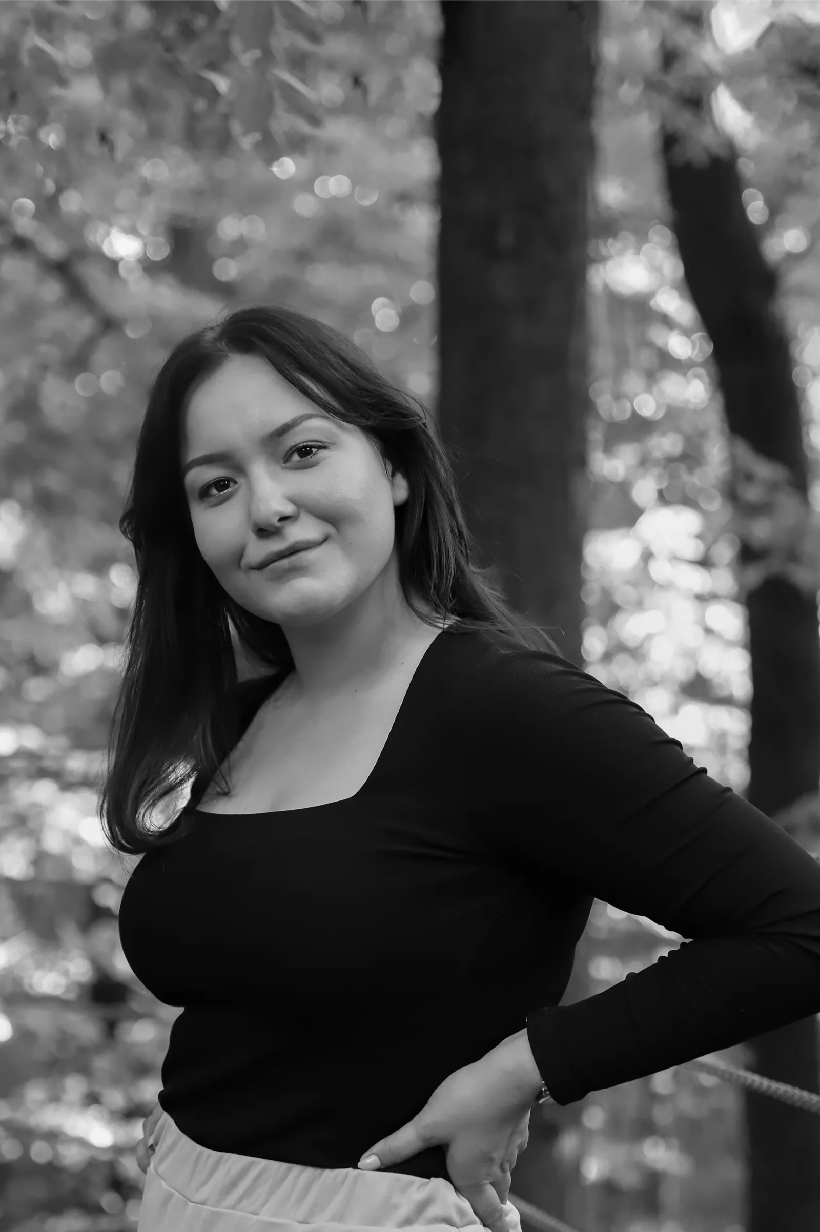 Czarno-biały portret kobiecy w lesie - Legionowo i okolice