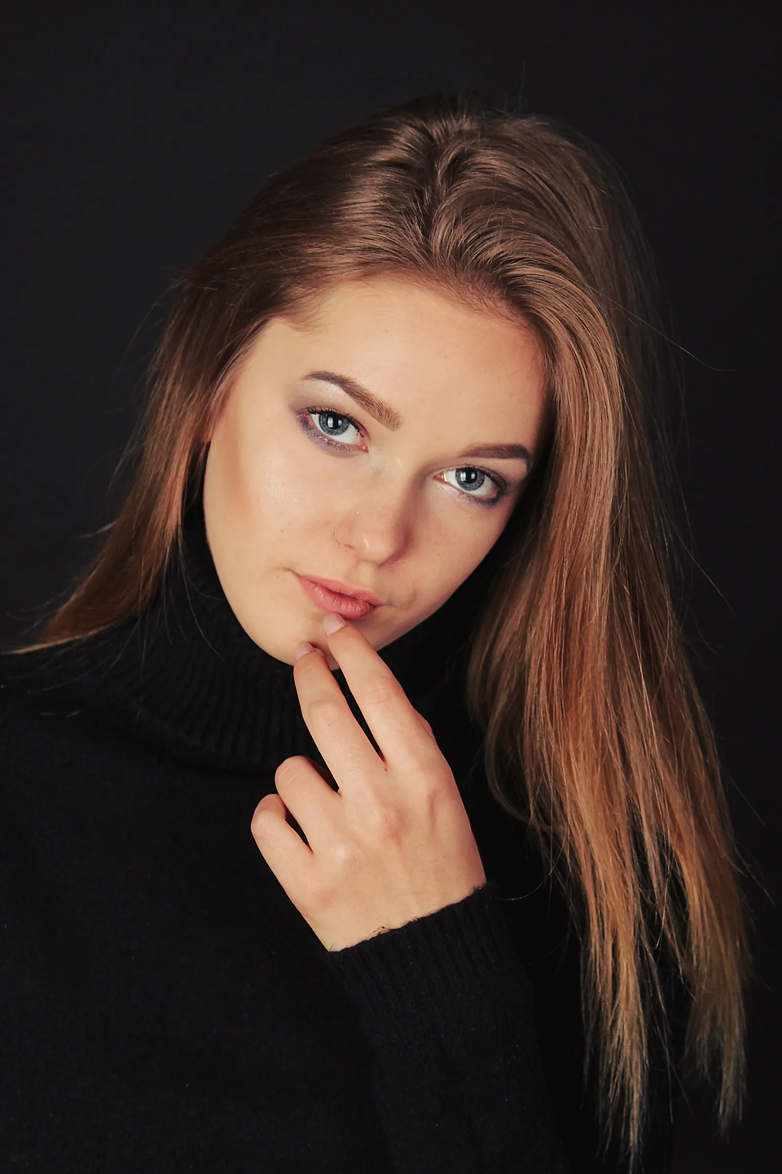 Minimalistyczny portret kobiecy w czarnym golfie