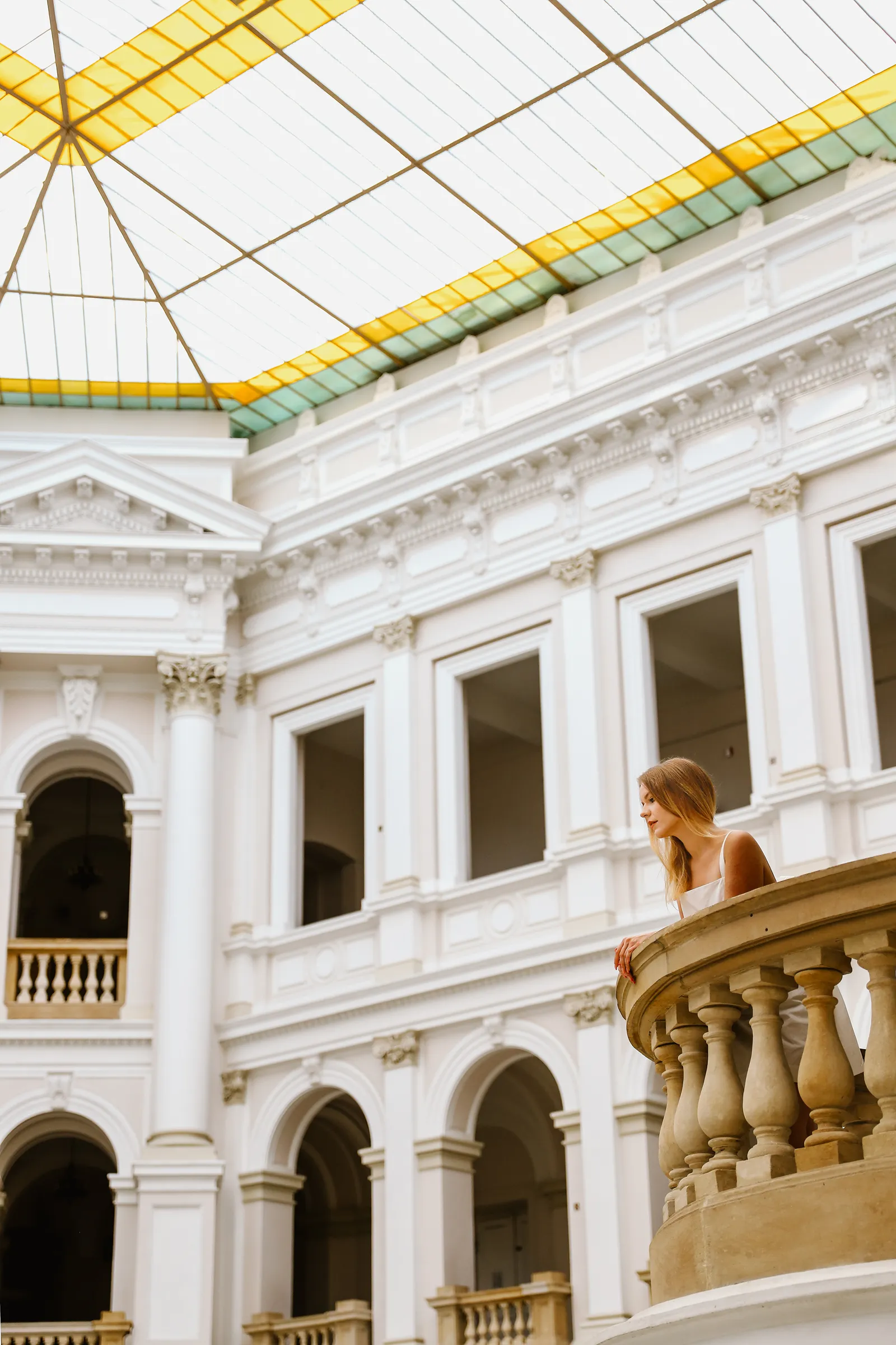 Nowoczesna sesja kobieca na tle architektury miejskiej