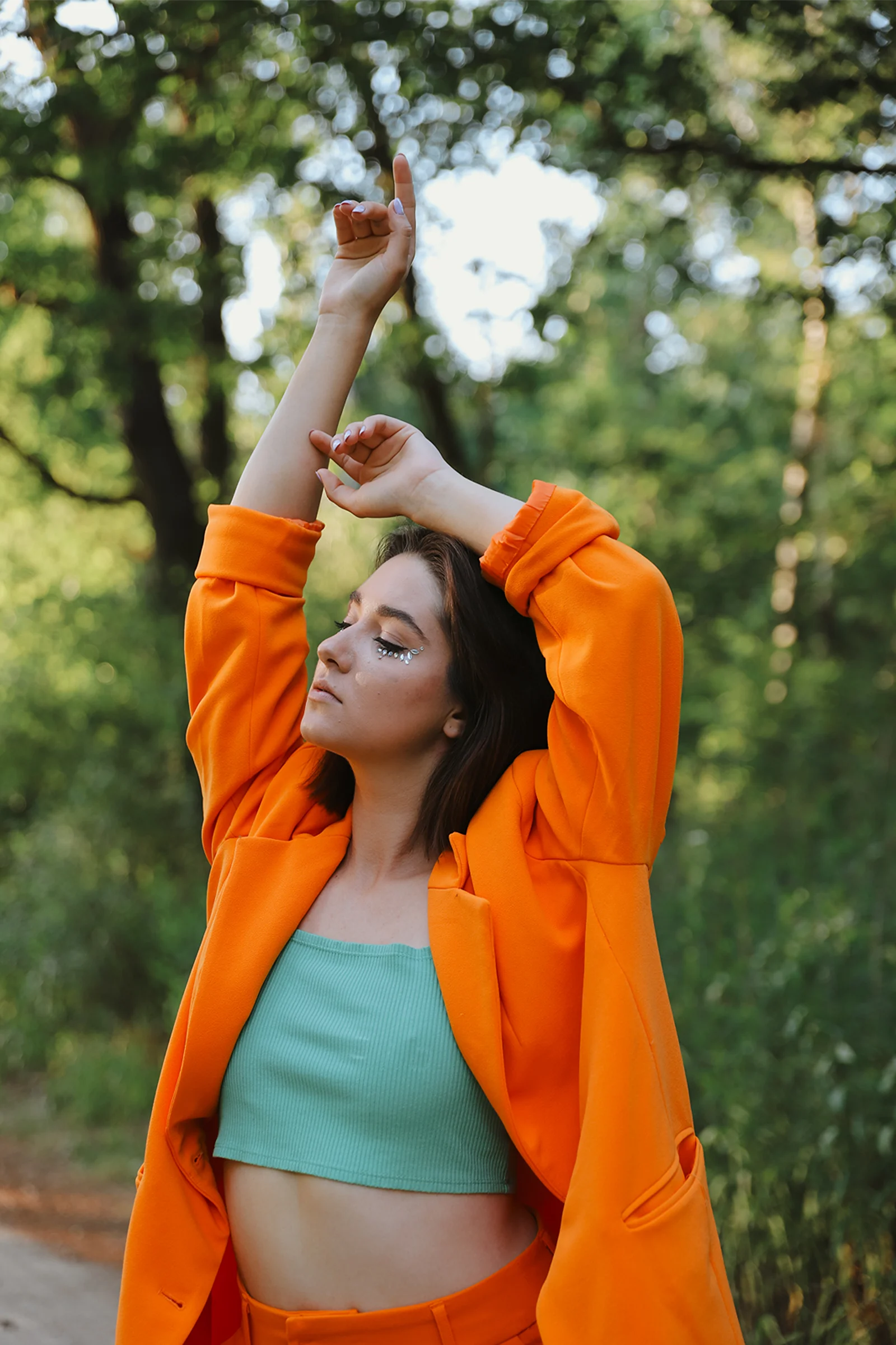 Portret kobiecy z naturalnym uśmiechem w plenerze