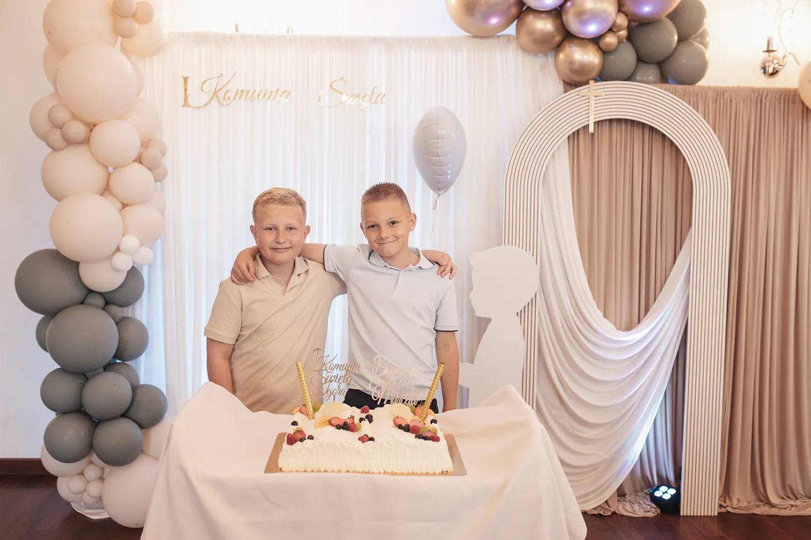 Chłopcy przy pamiątkowym torcie komunijnym Nowy Dwór Mazowiecki