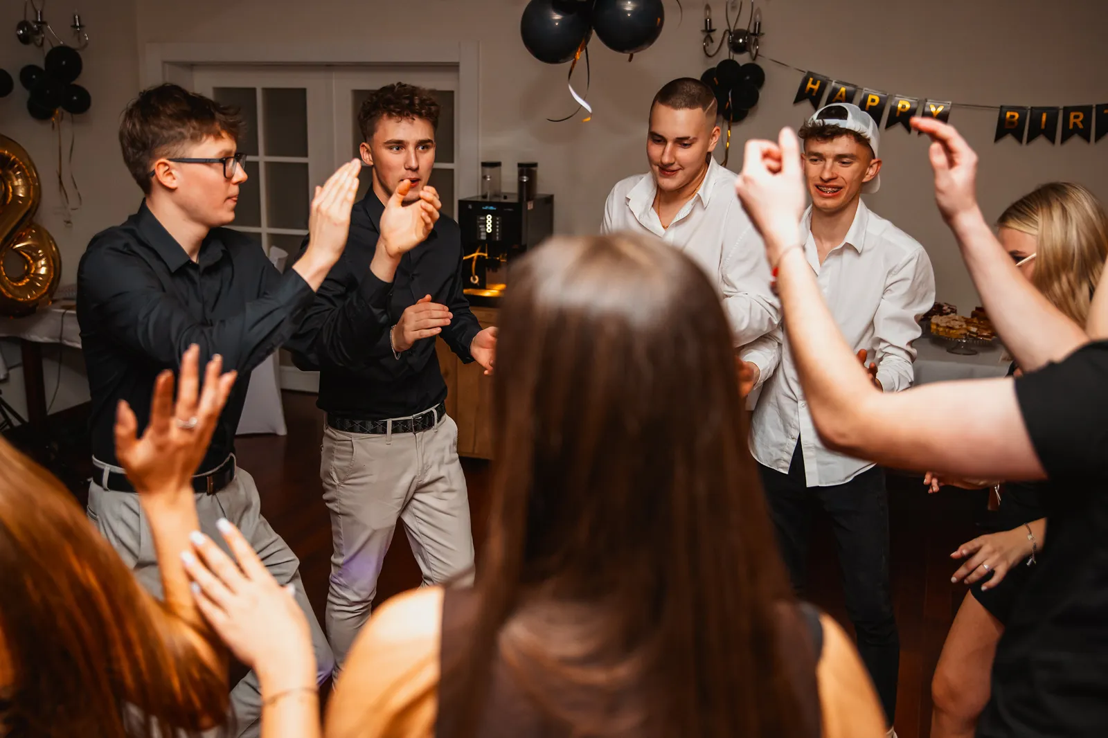 Pary tańczące na parkiecie w trakcie imprezy osiemnastkowej w Nowym Dworze Mazowieckim