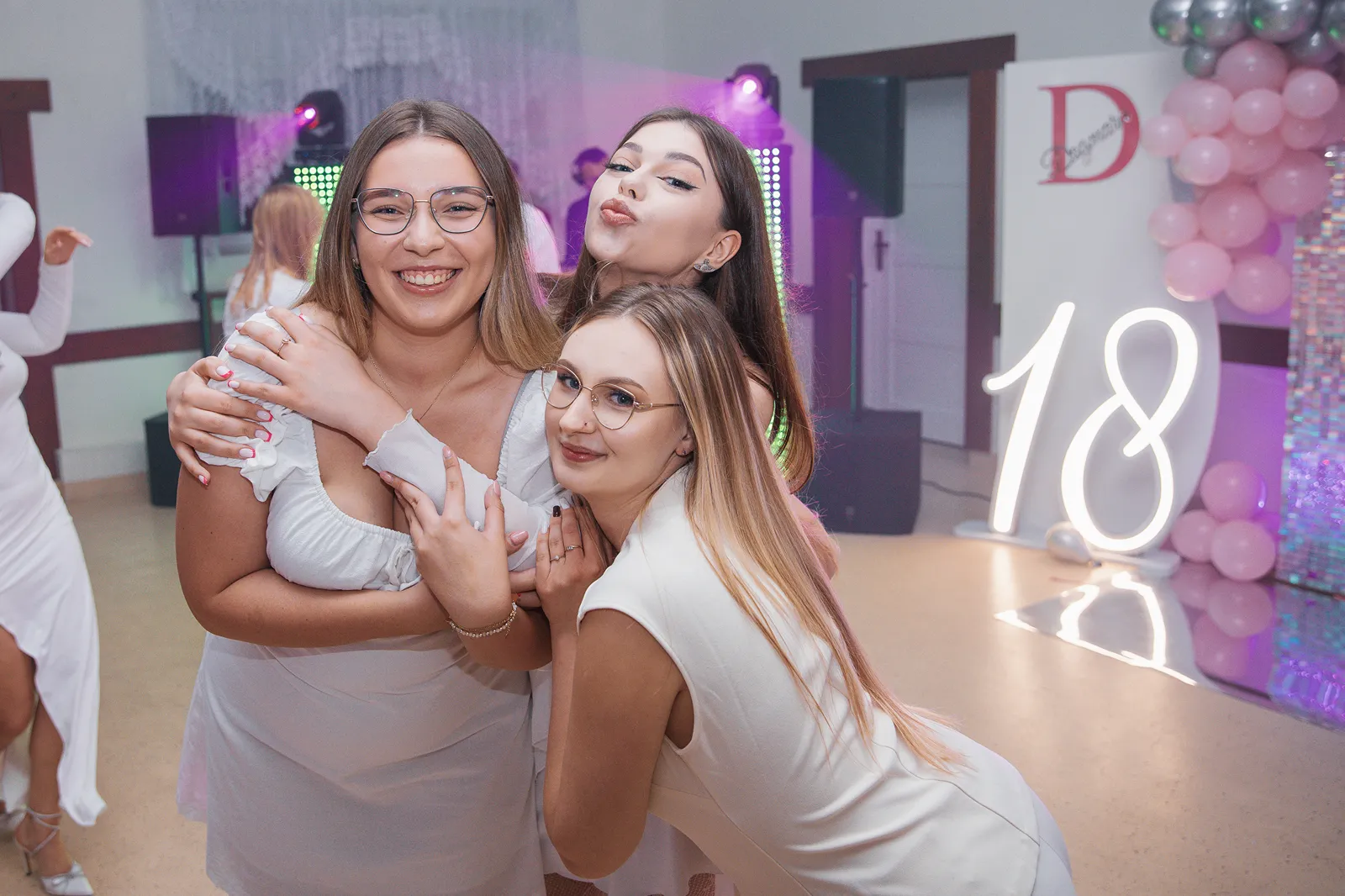 Dziewczyny klaskające i dopingujące na parkiecie podczas uroczystości