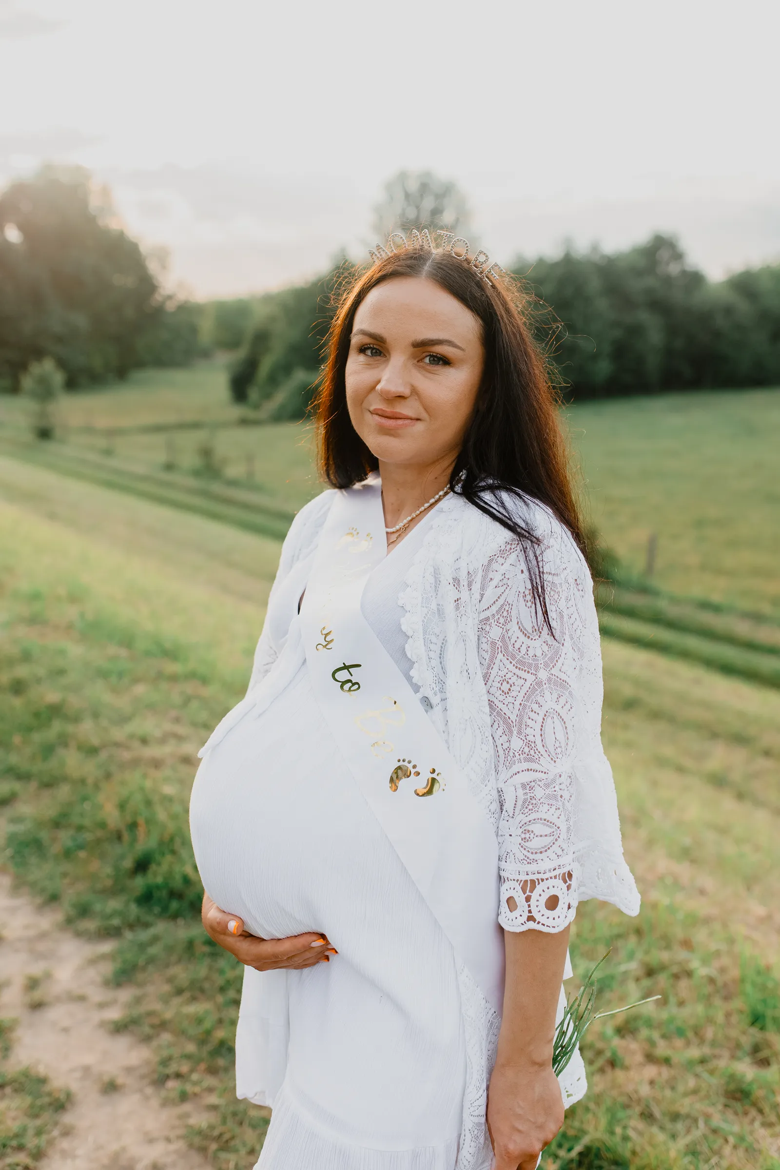 Przyszła mama w letniej białej sukience - naturalna sesja brzuszkowa