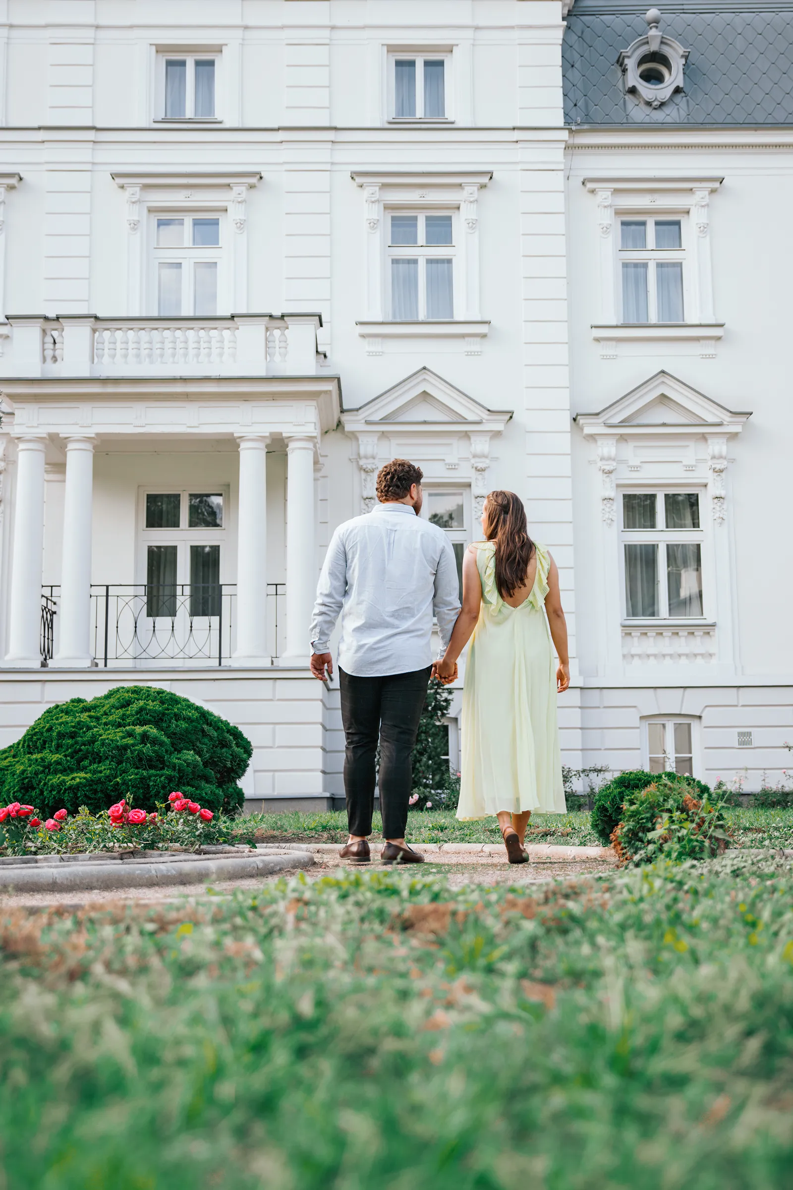 Spacer zakochanych aleją pałacową - naturalna fotografia dla par Legionowo