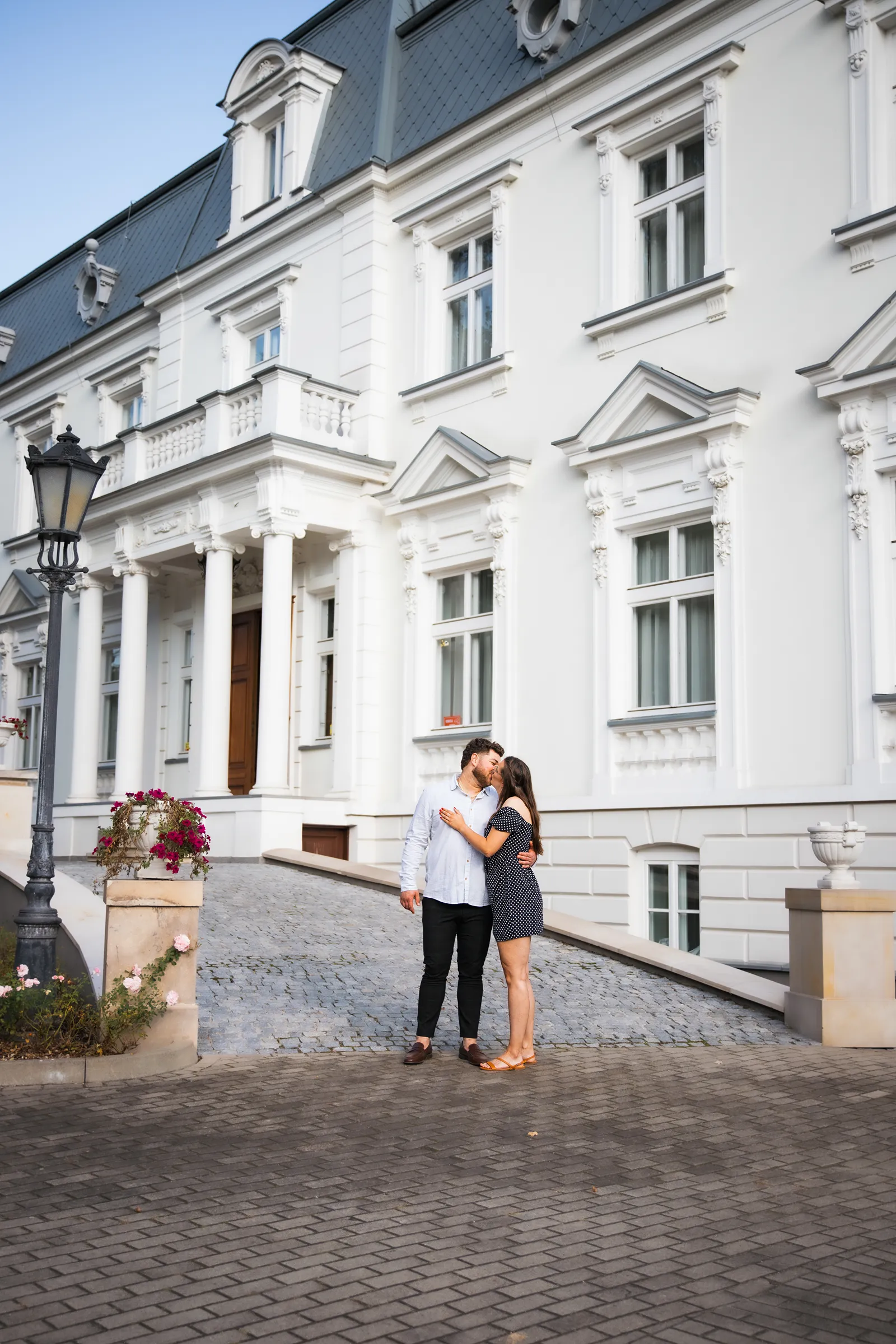 Elegancka para przy architekturze zabytkowego pałacu - sesja narzeczeńska