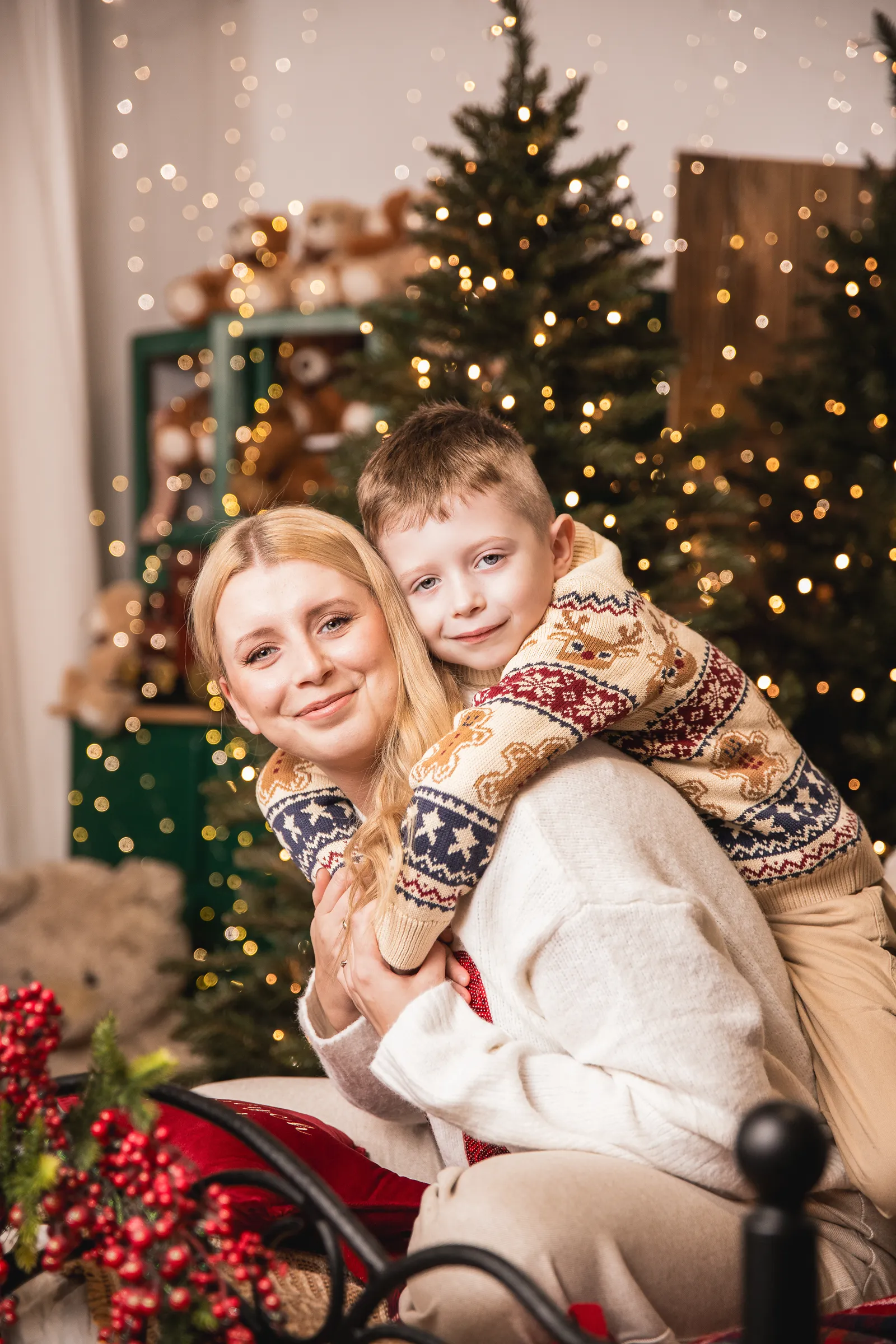 Mama trzymająca synka na plecach - radosna sesja rodzinna