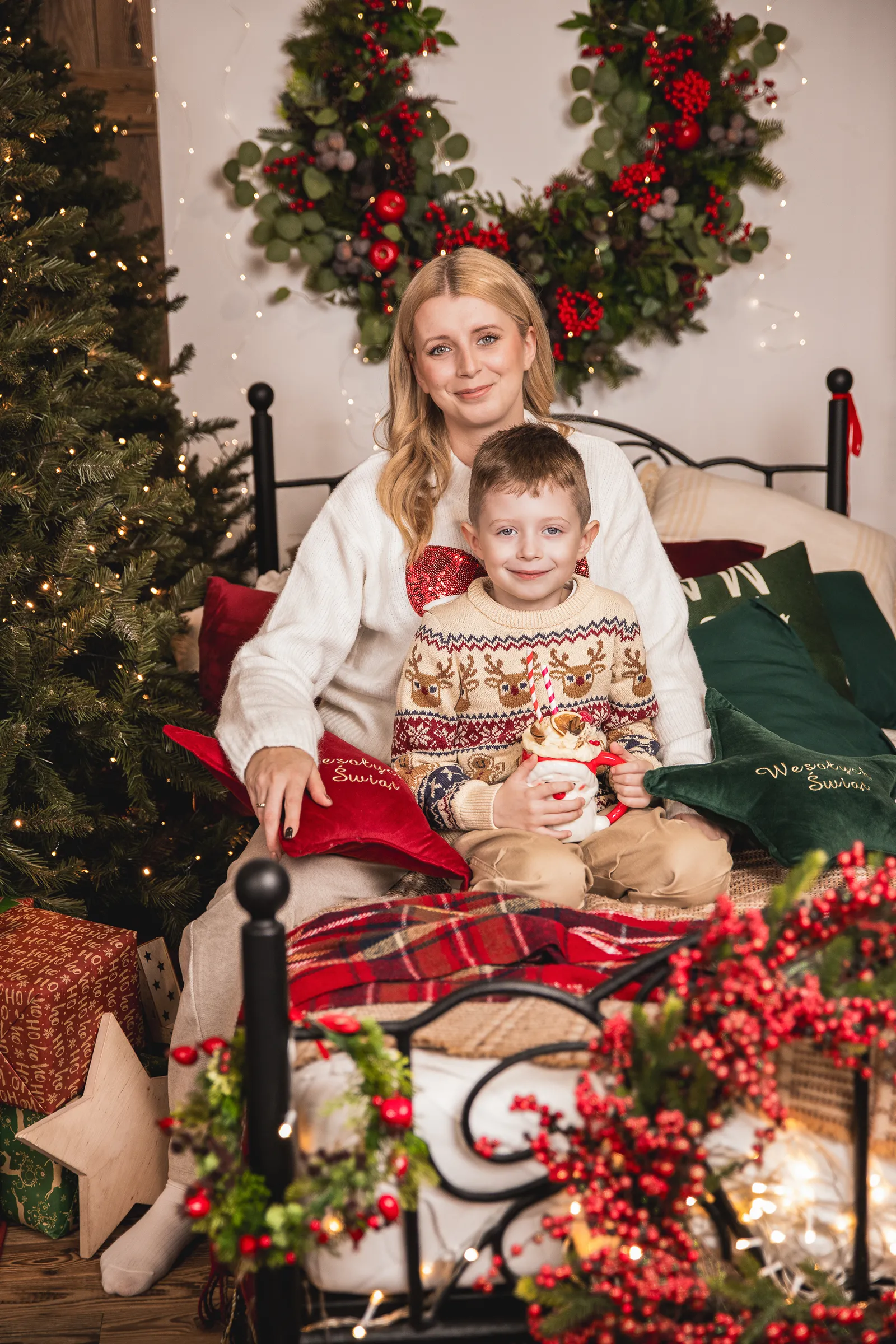 Cała rodzina pozująca przy pięknej choince - Nowy Dwór Mazowiecki