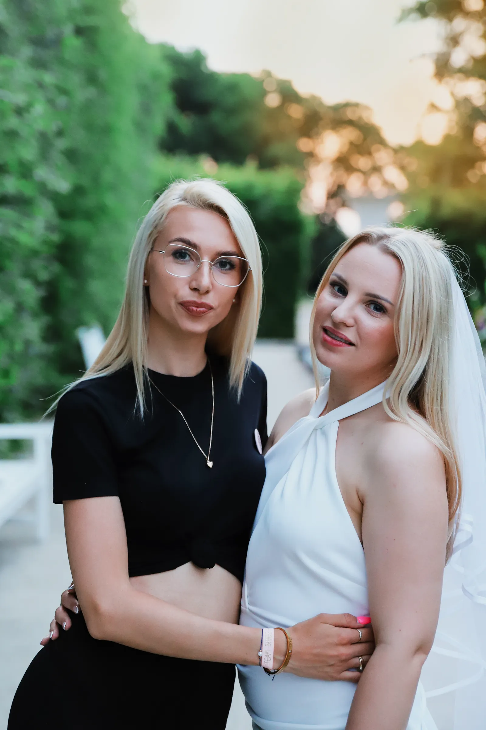 Panna młoda z przyjaciółką w czarnej bluzce - sesja z wieczoru panieńskiego Nowy Dwór Mazowiecki