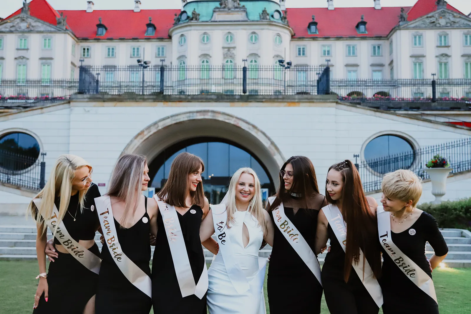 Szerokie zdjęcie grupy dziewczyn w szarfach Team Bride