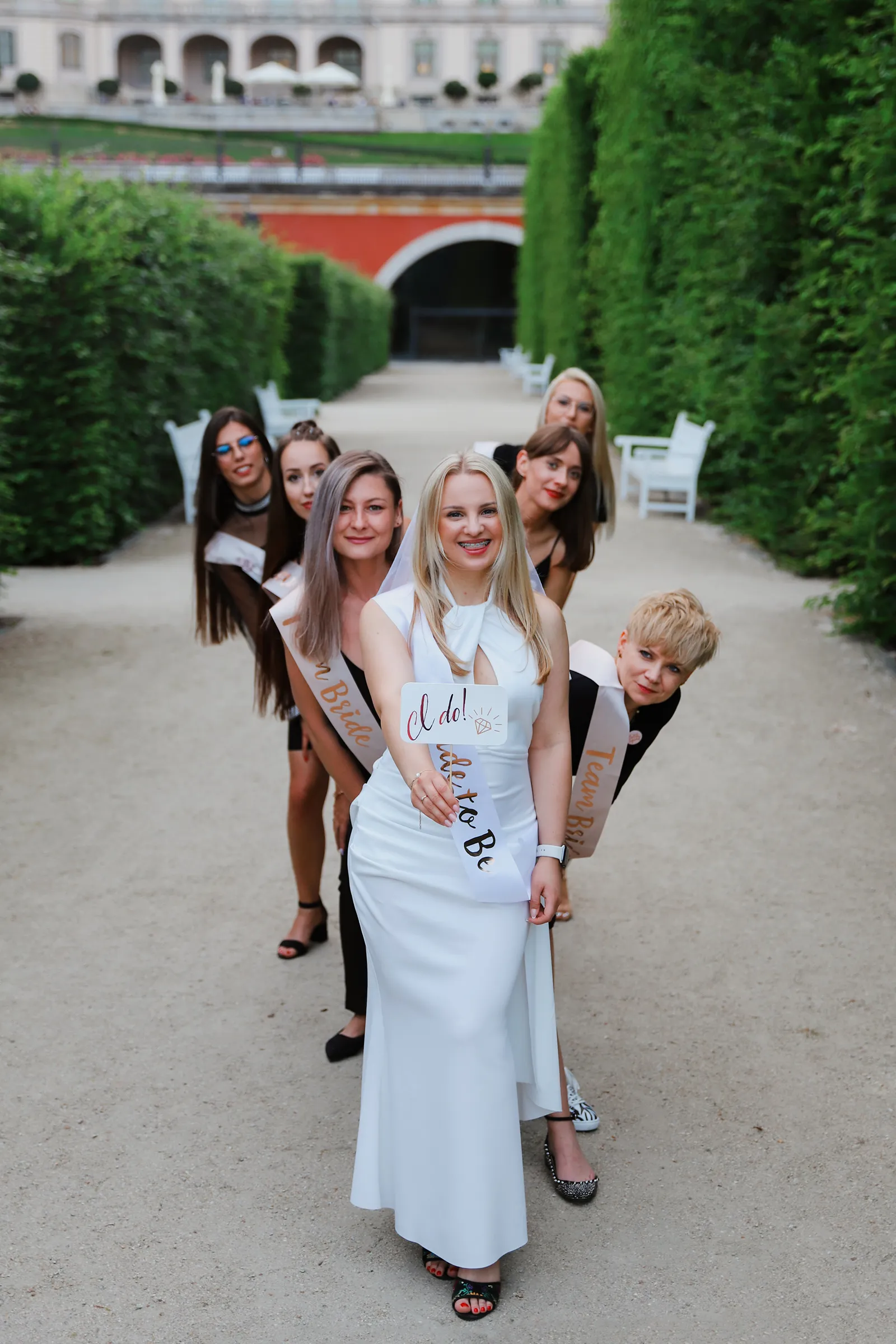 Dziewczyny ustawione w wesoły pociąg w parkowej alei