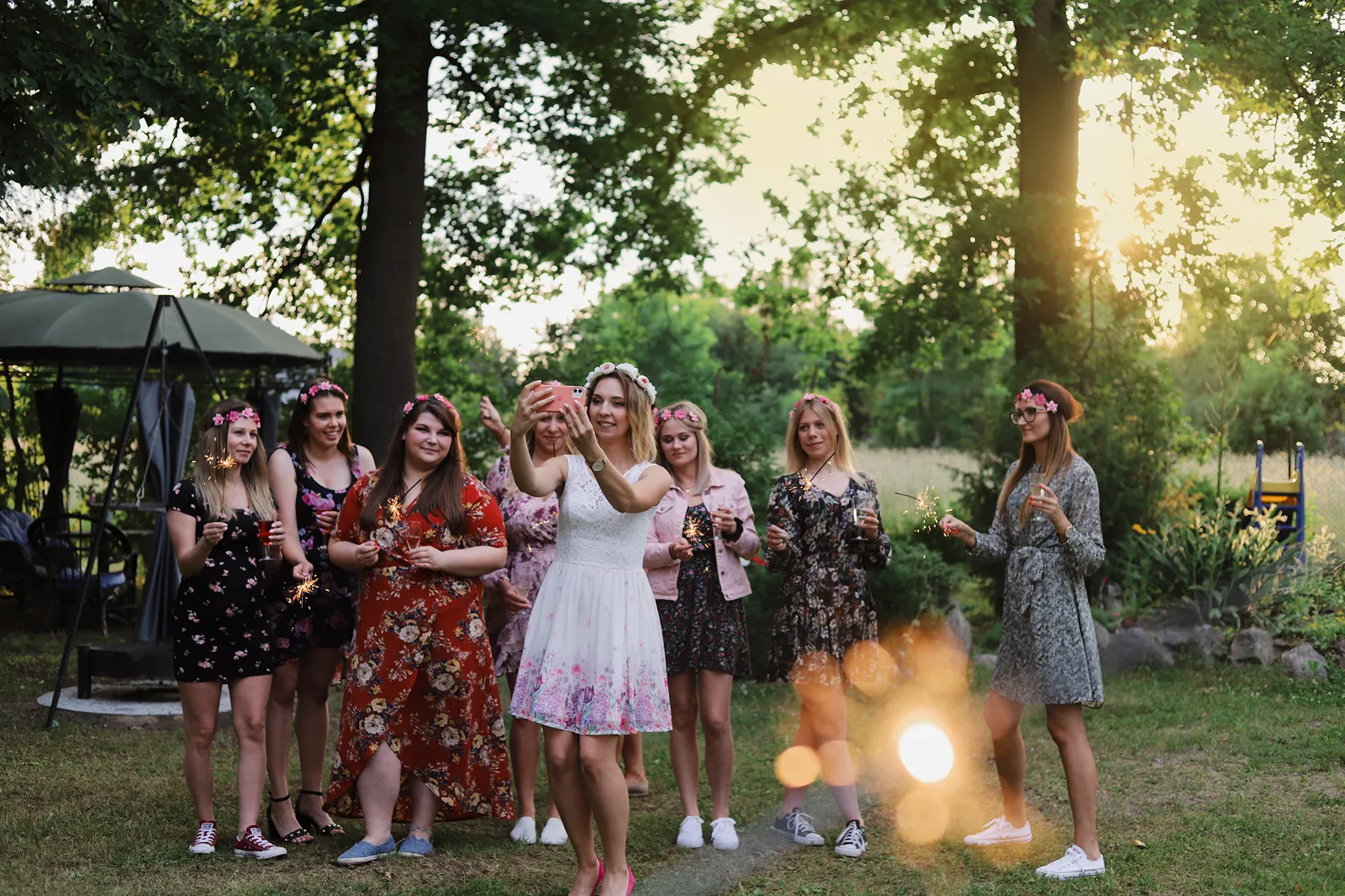 Dziewczyny trzymające zimne ognie o zmierzchu - sesja panieńska
