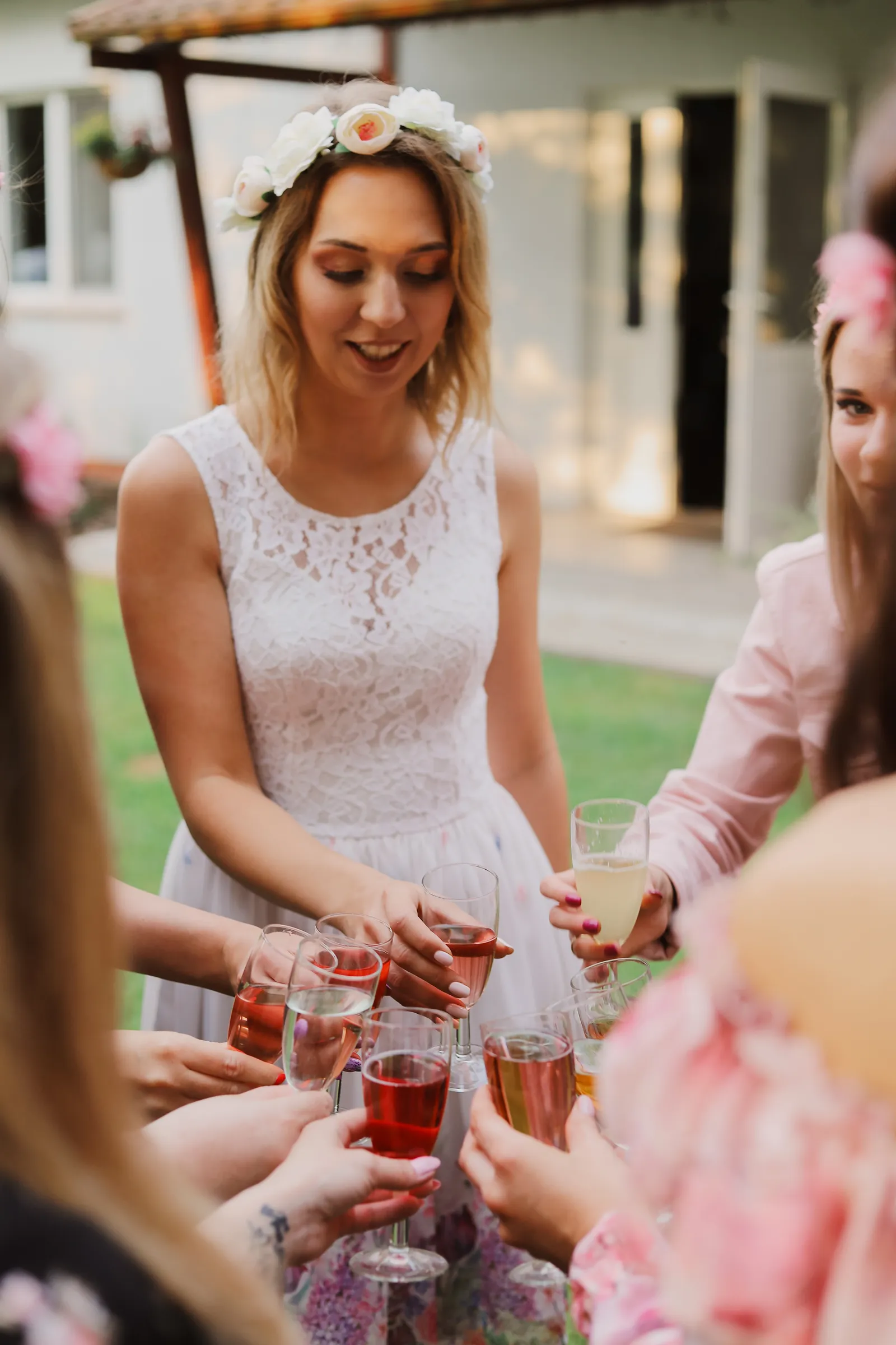 Toast kolorowymi drinkami - zbliżenie na dłonie i uśmiechy