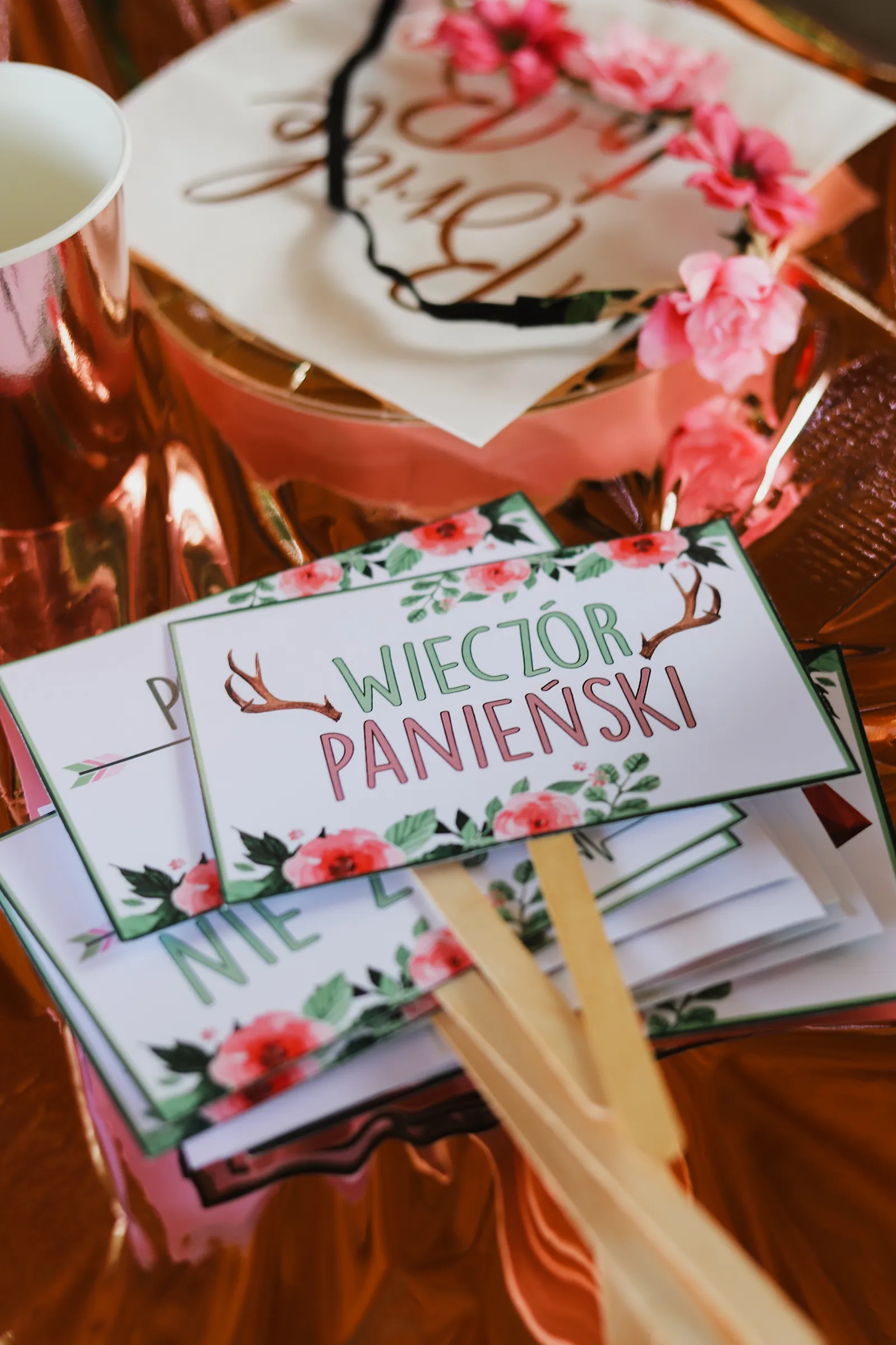 Gadżety panieńskie, tabliczki i opaski w plenerowej sesji
