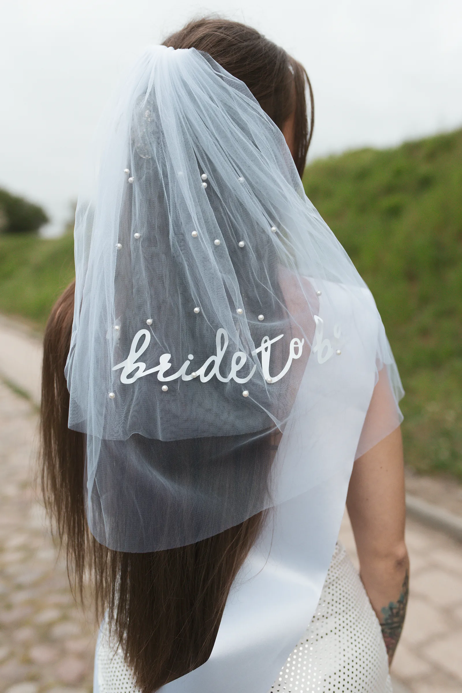 Zbliżenie na elegancki welon panny młodej z napisem Bride to Be
